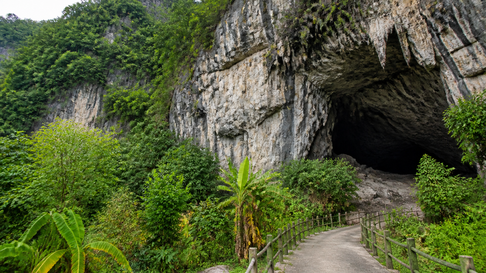 Hang đá vôi và đường tham quan ở Hà Tiên