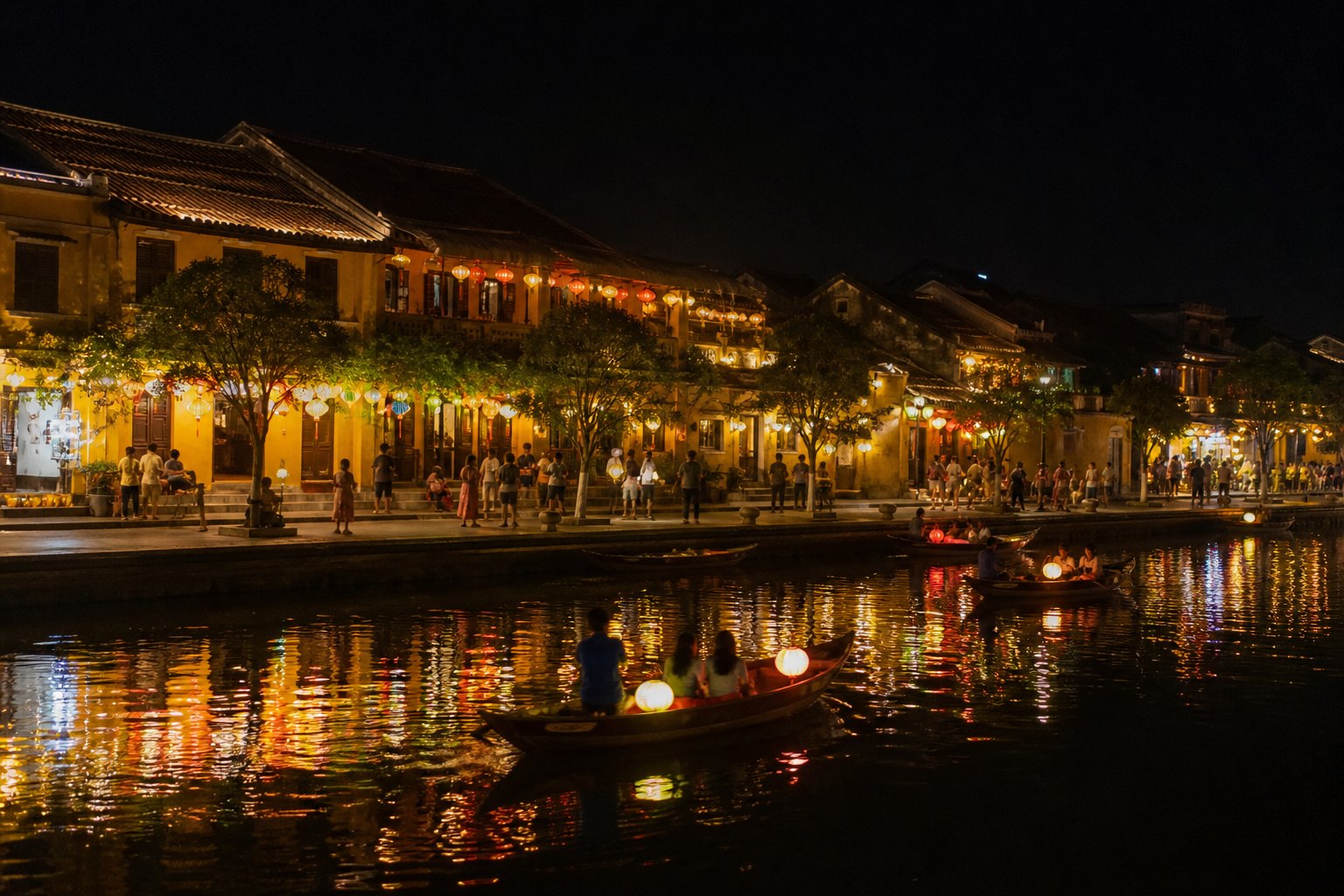 Phố Hội An rực ánh đèn vào buổi tối