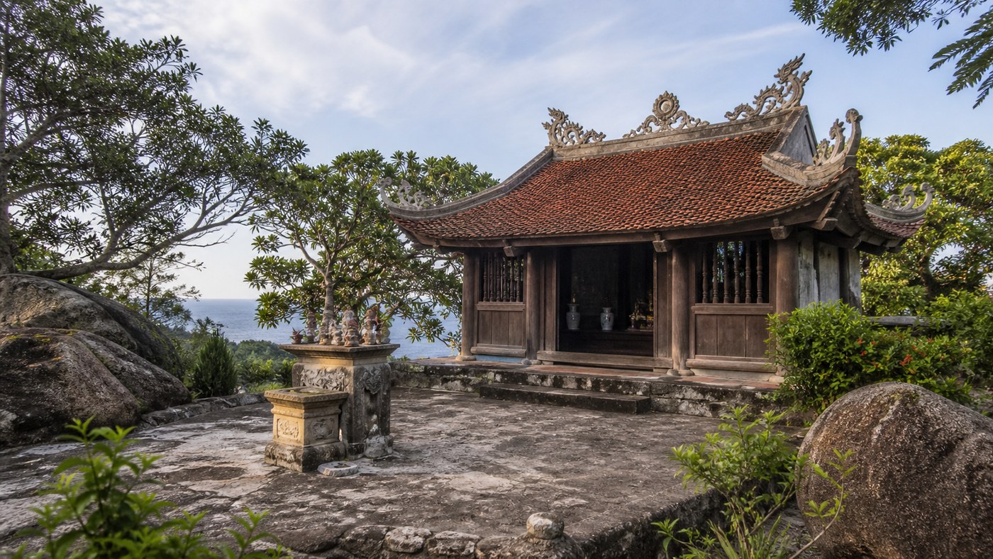 Ngôi đền cổ trên đỉnh đảo Hòn Bà La Gi