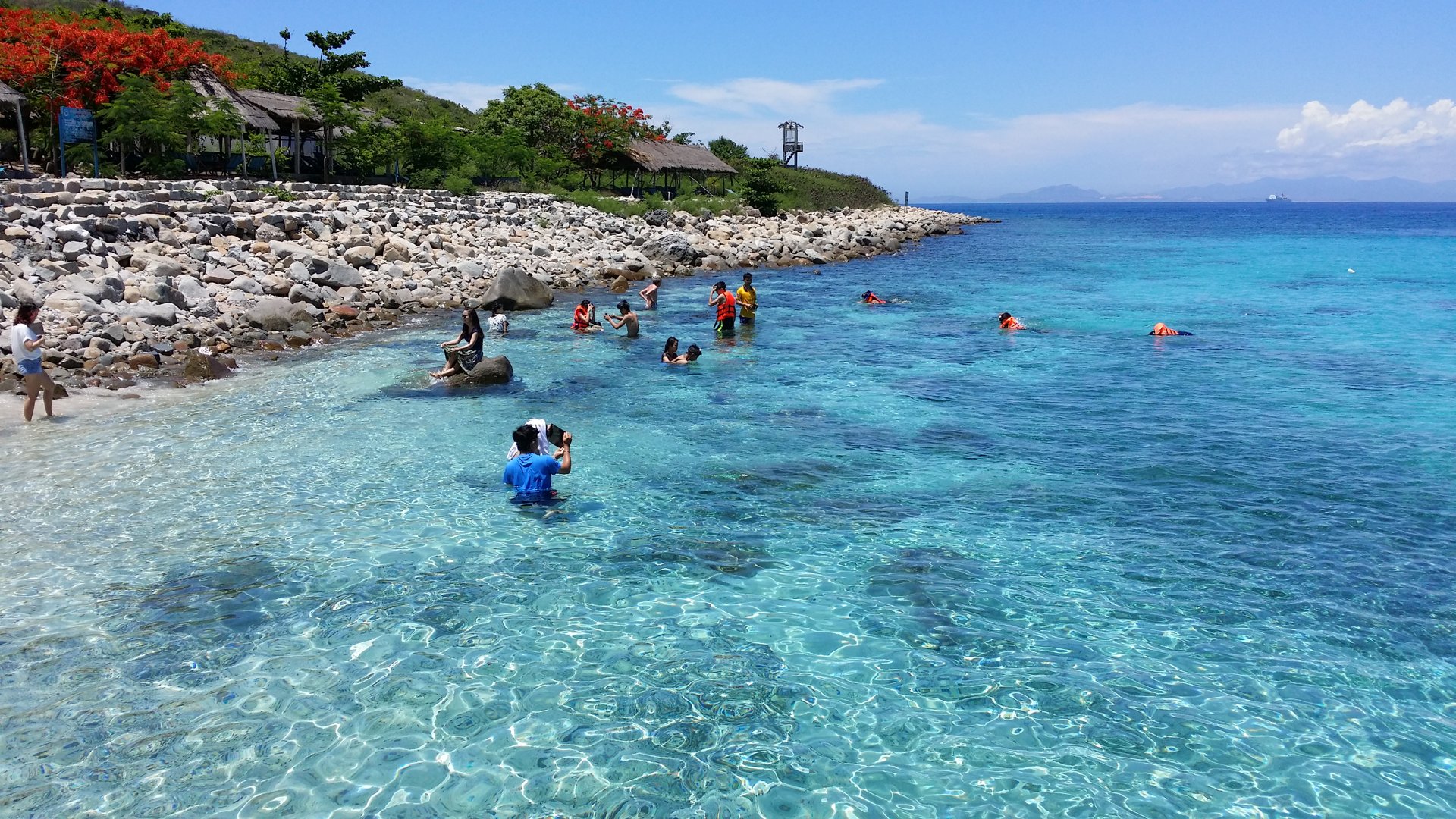 Beach and diving area at Hon Mun, Nha Trang
