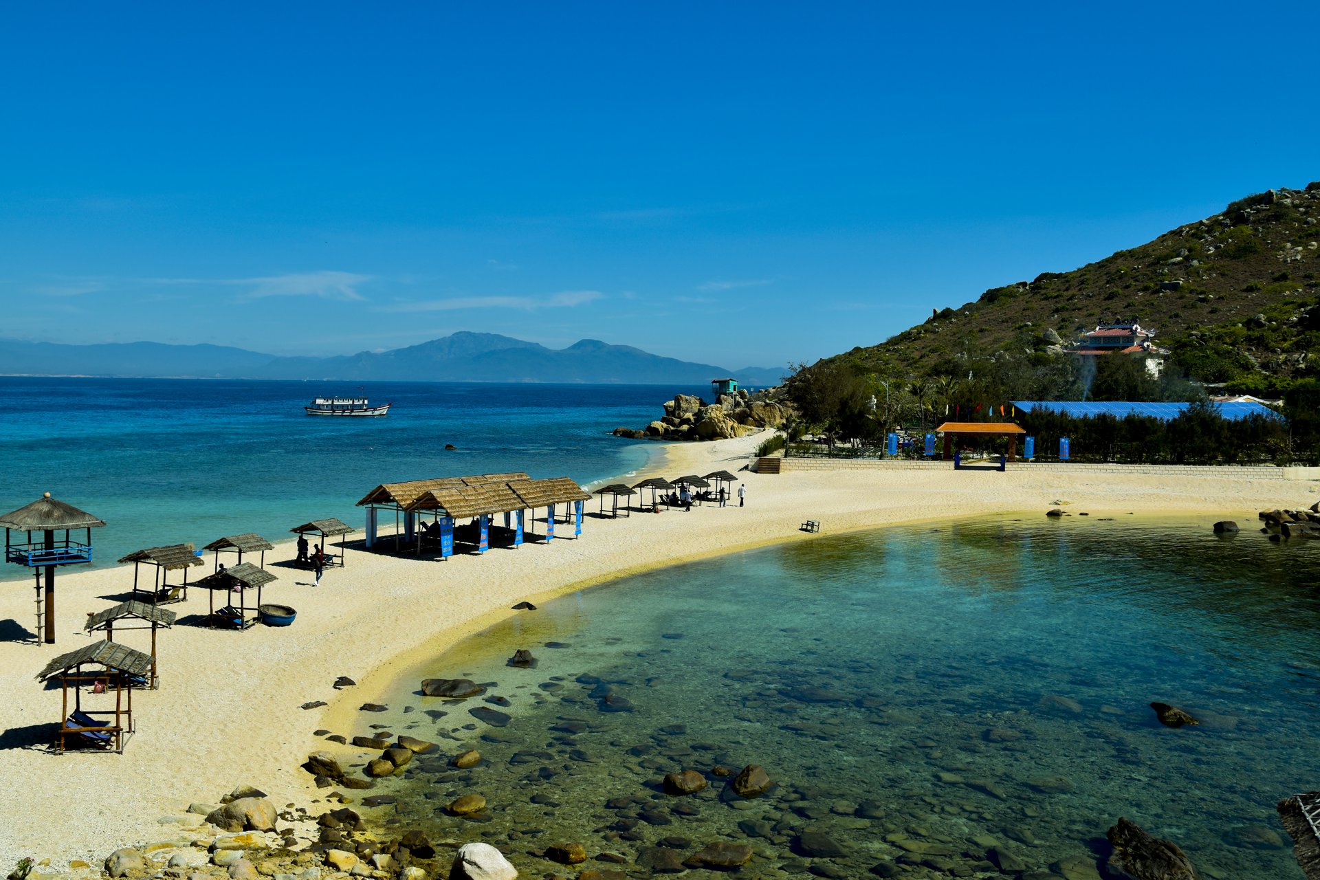 Hon Noi amid the blue waters of Nha Trang Bay
