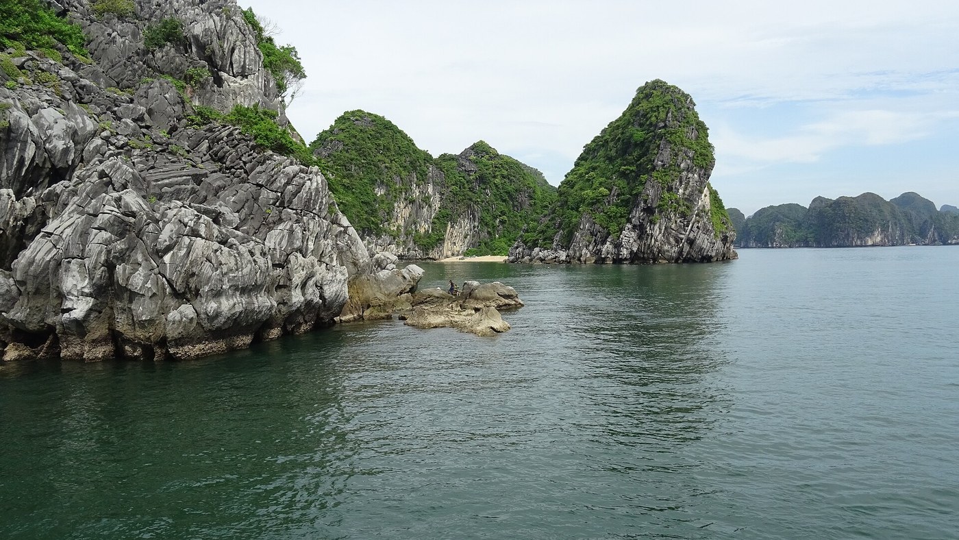 Cảnh núi đá vôi ở vịnh Lan Hạ