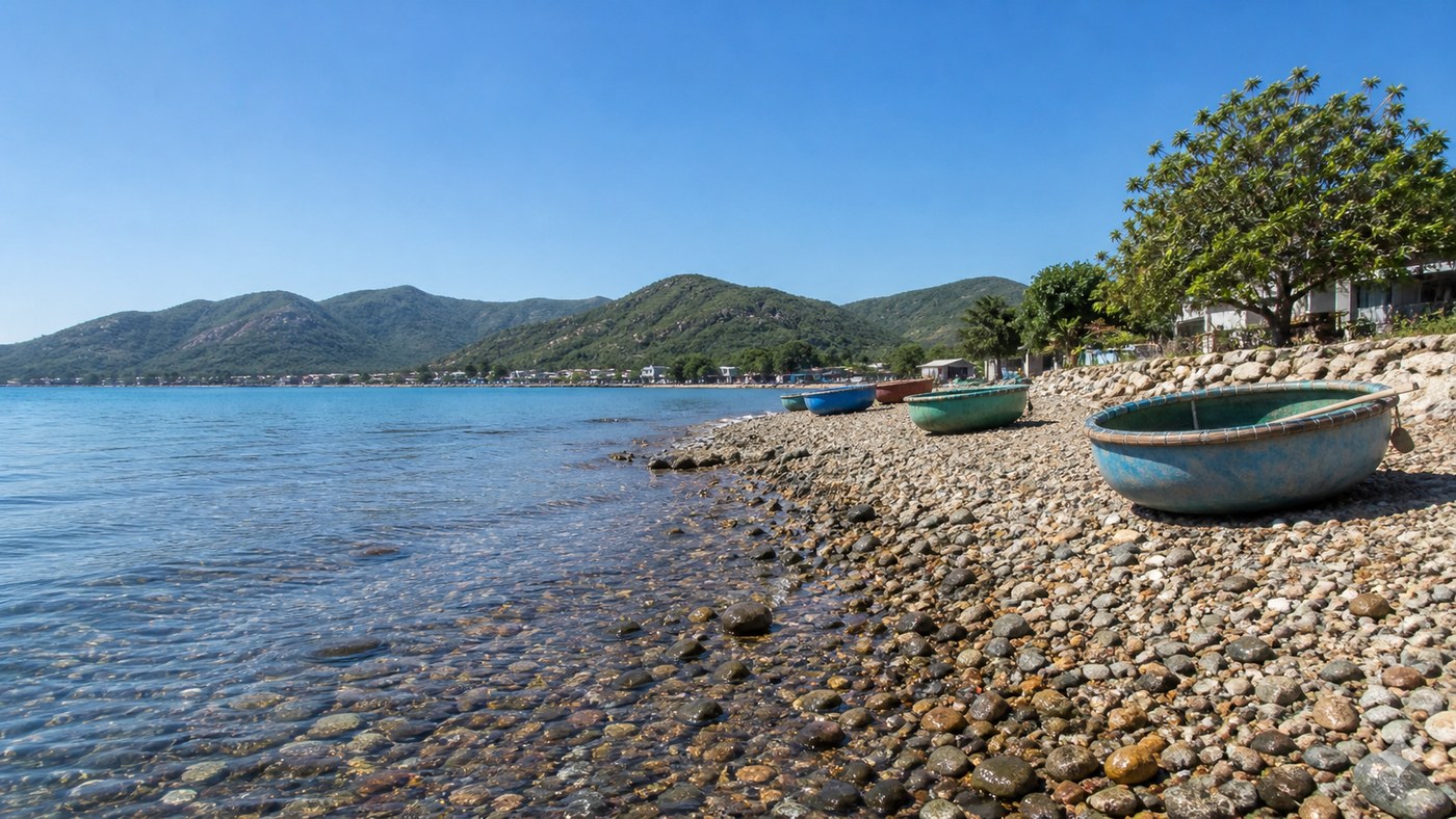 Bờ sỏi và thuyền thúng tại một làng chài trong vịnh Nha Trang