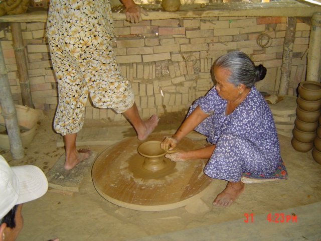 Nghệ nhân tạo hình gốm tại làng gốm Thanh Hà, Hội An