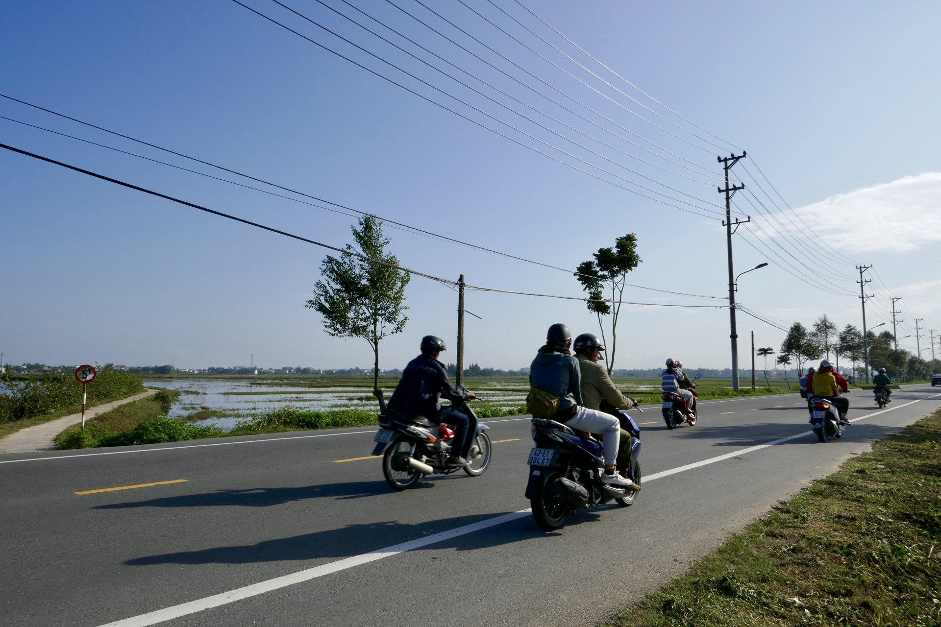 Nông dân tưới những luống rau xanh tại làng Trà Quế
