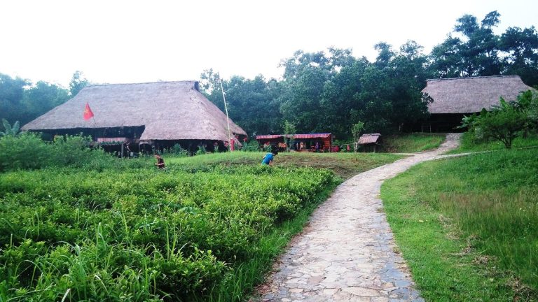 Làng Văn hóa các dân tộc Việt Nam: đi chậm giữa những nếp nhà