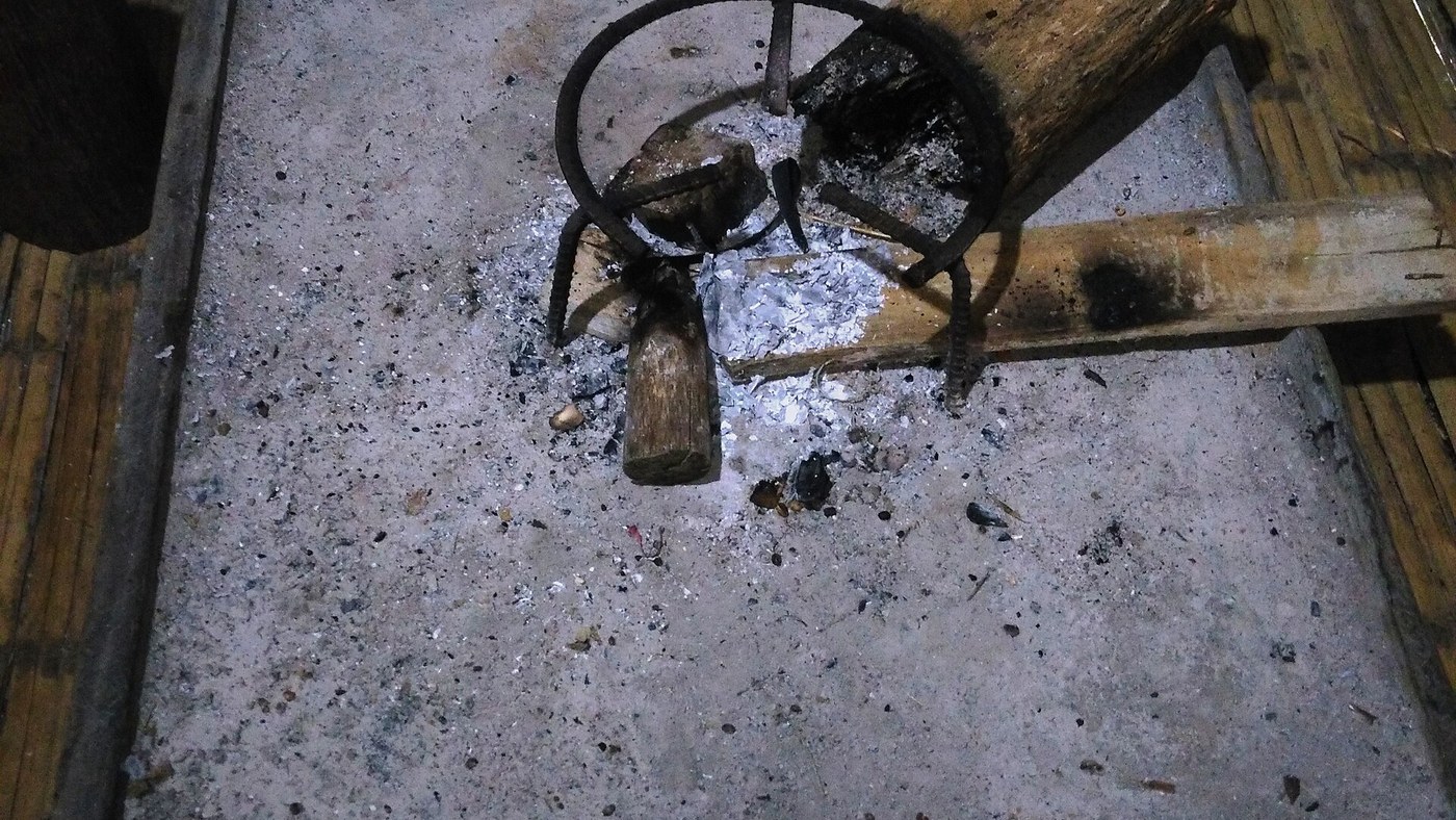 西原建筑房屋内的厨房空间与传统器具