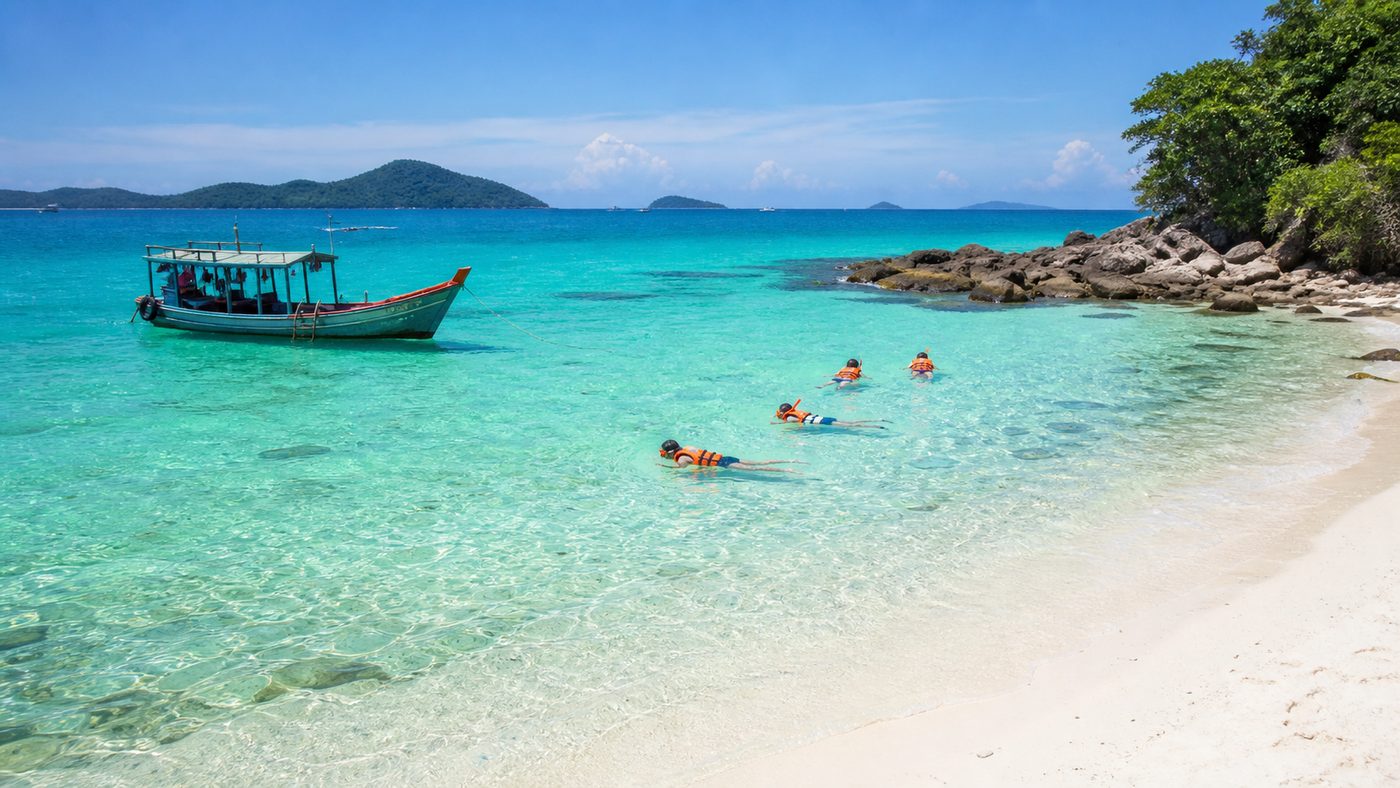 Thuyền gỗ và du khách bơi ở bãi biển trong xanh thuộc Nam đảo Phú Quốc