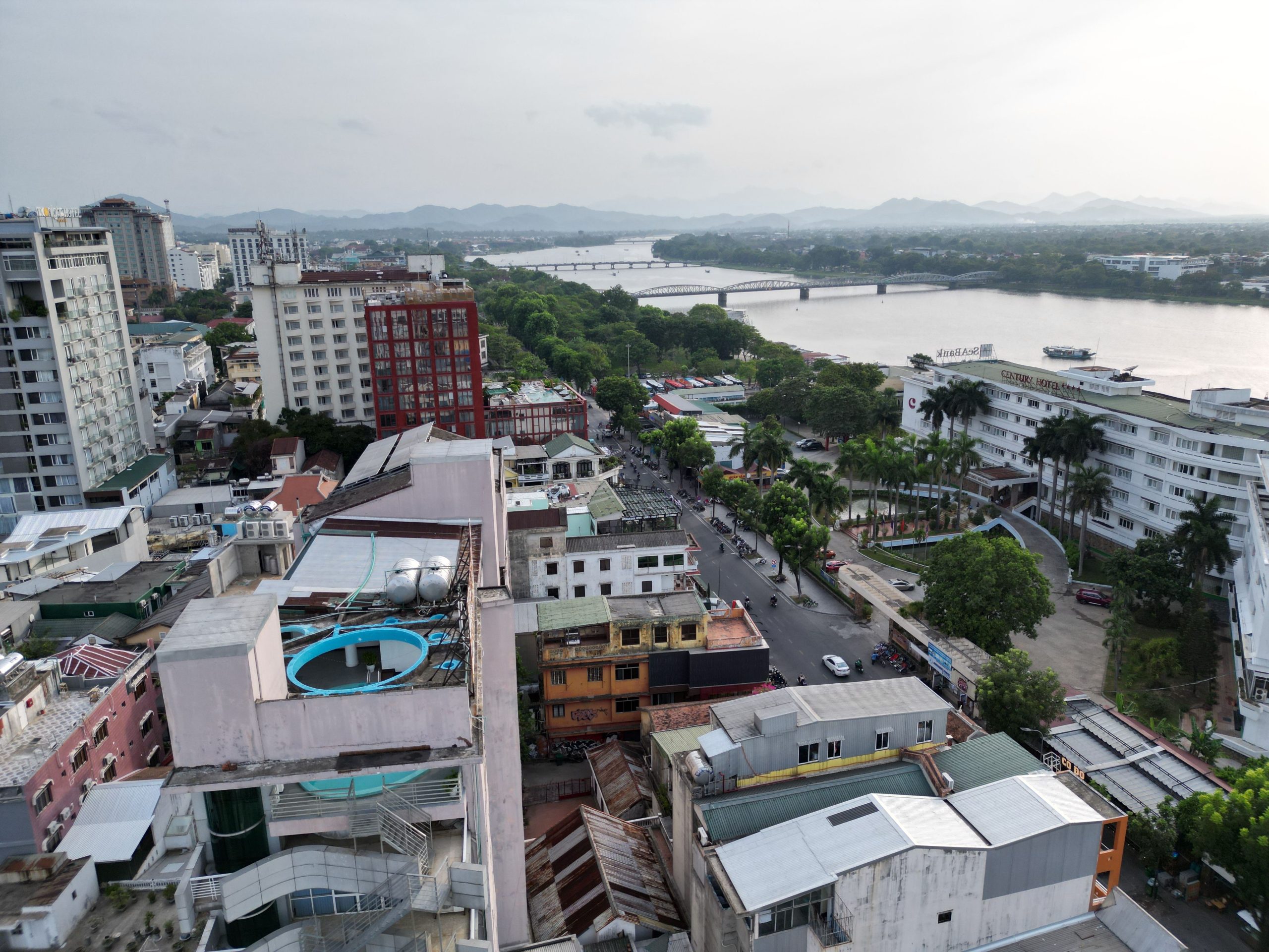 Toàn cảnh thành phố Huế, sông Hương và cầu Trường Tiền