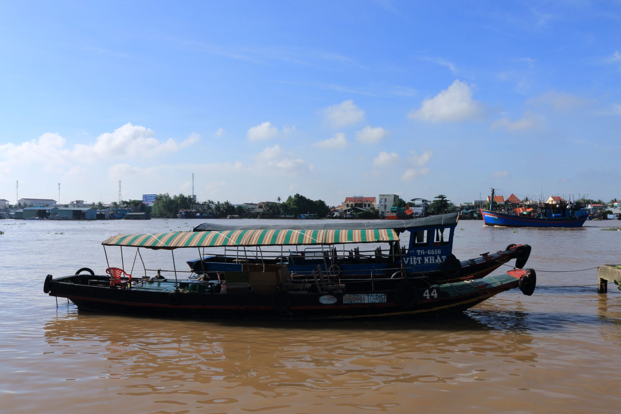 Thuyền truyền thống trên sông Mekong ở Việt Nam