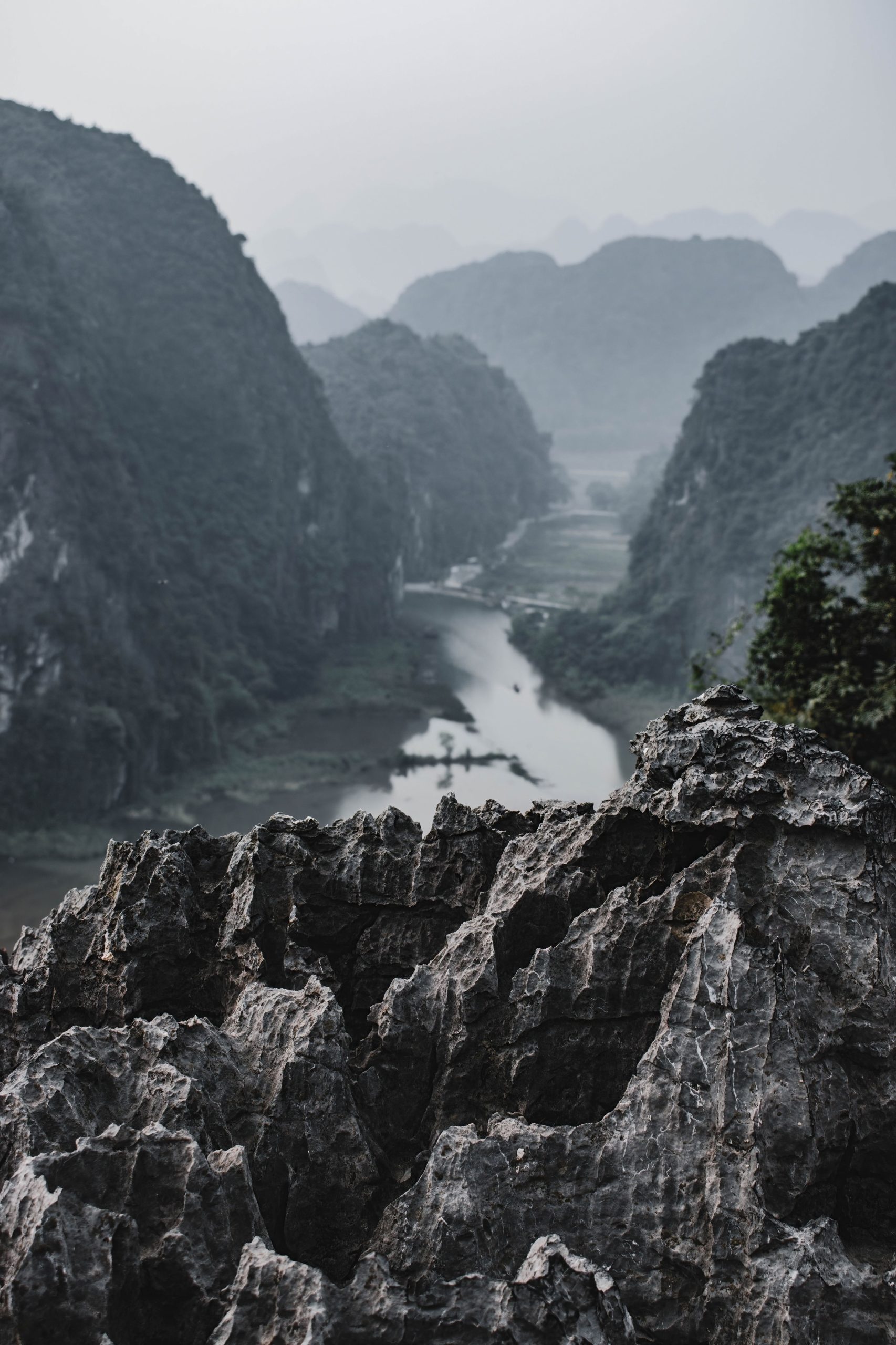 Núi đá vôi và dòng sông xanh ở Ninh Bình