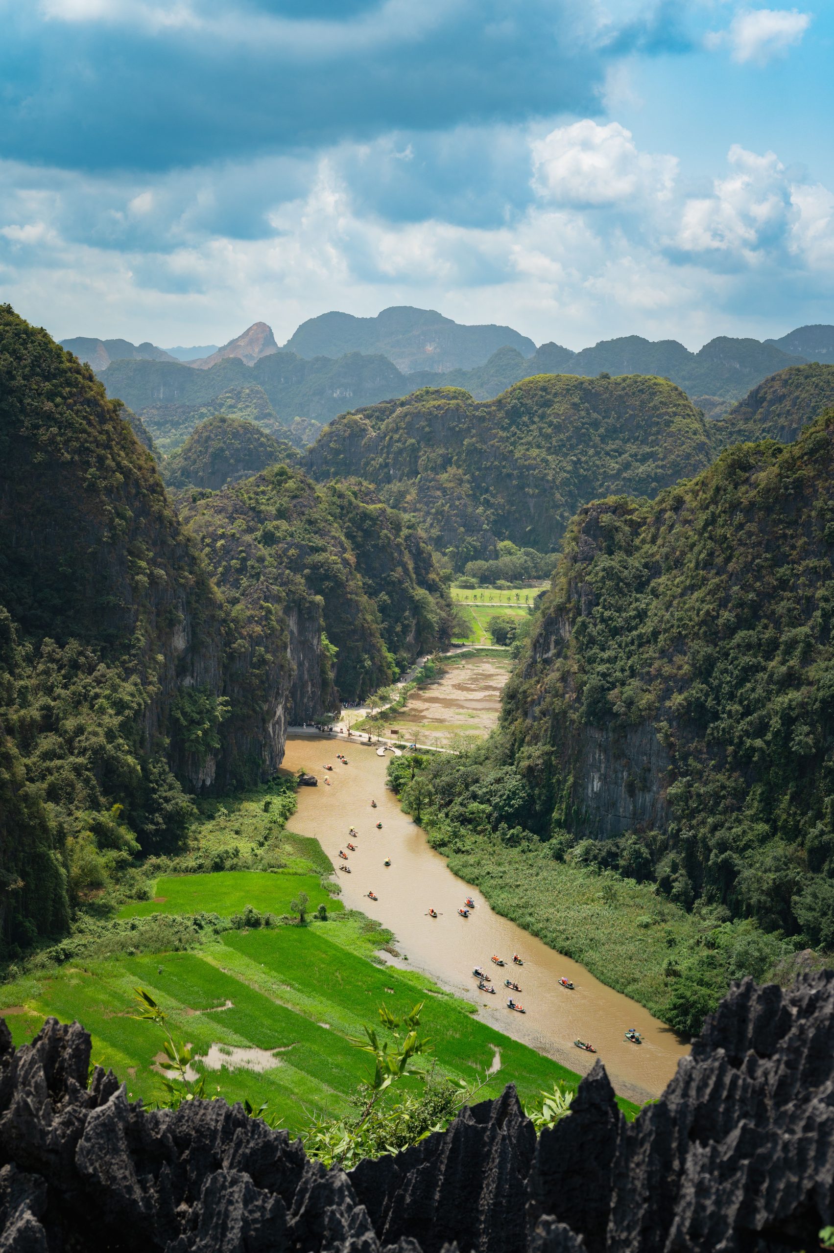 Thung lũng xanh và núi đá vôi Ninh Bình nhìn từ trên cao