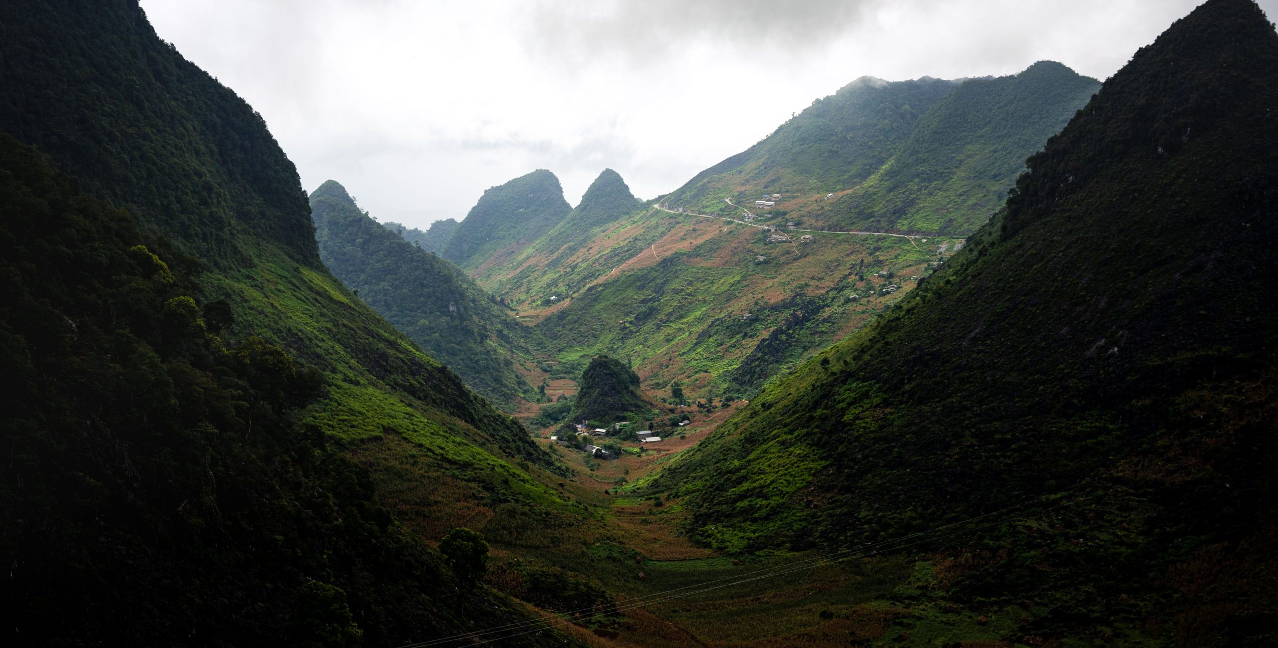 Thung lũng núi xanh tại Mèo Vạc, Hà Giang