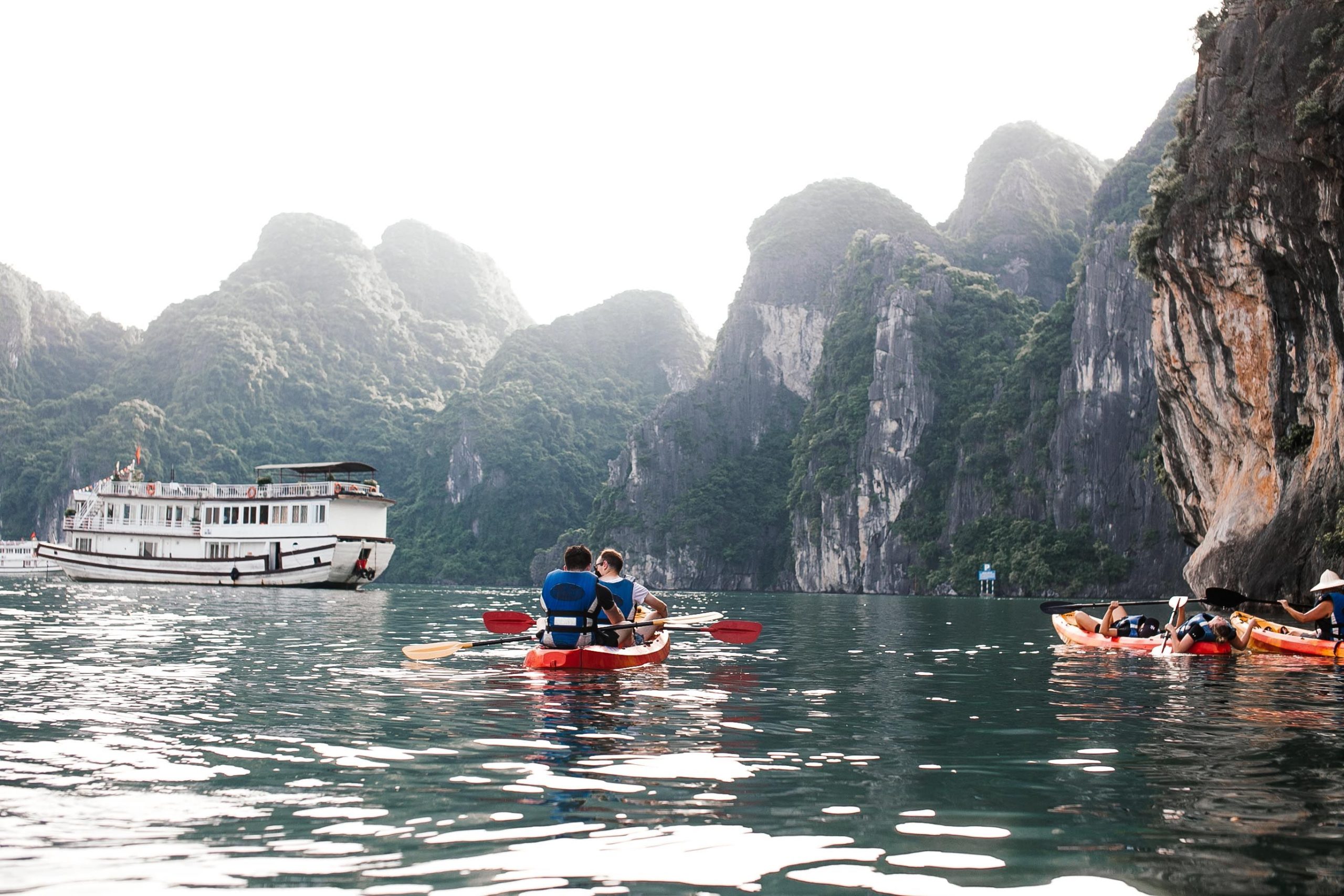 Du khách chèo kayak giữa các đảo đá vôi ở Vịnh Hạ Long