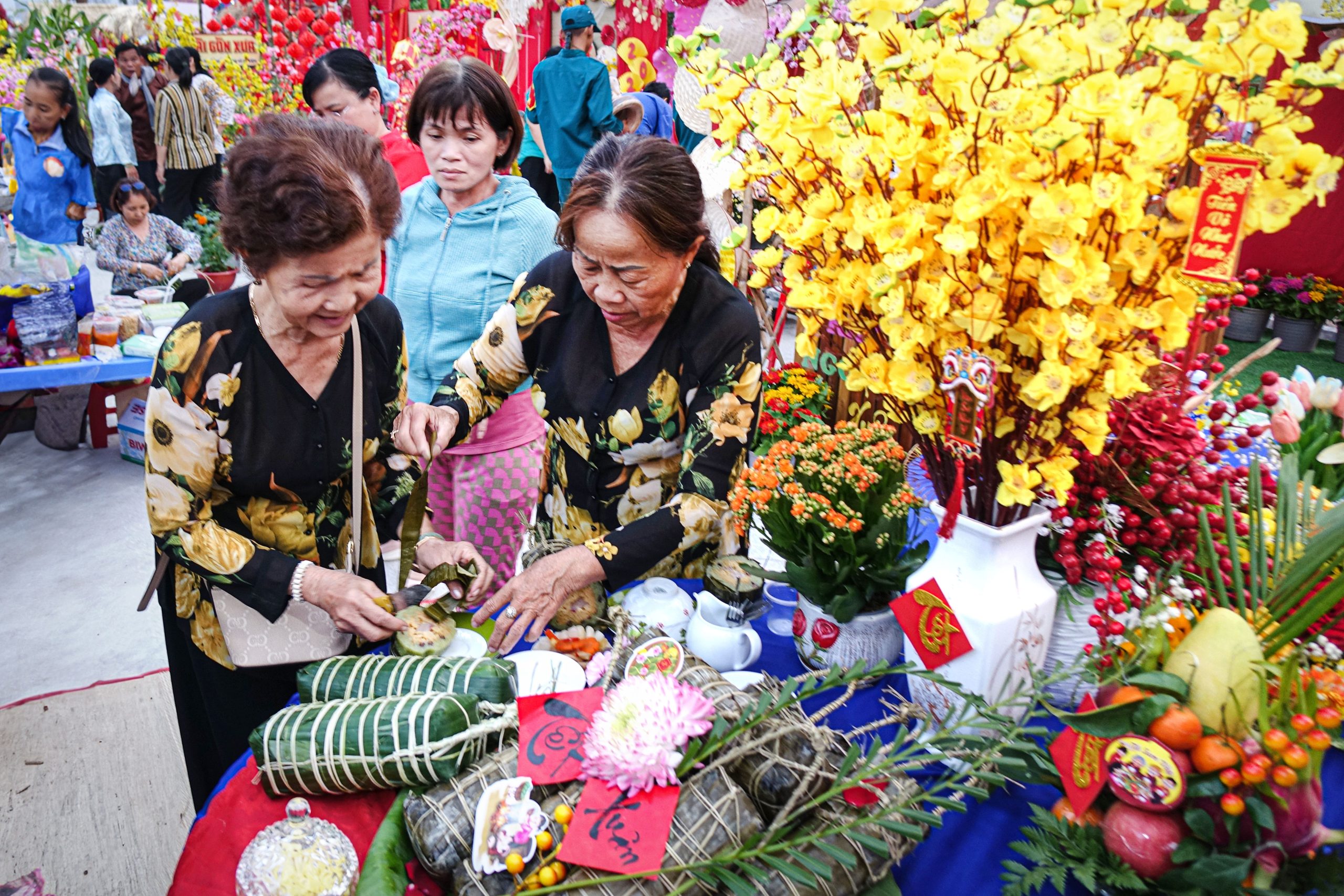 Những người phụ nữ chuẩn bị món ăn truyền thống tại lễ hội Tết Việt Nam