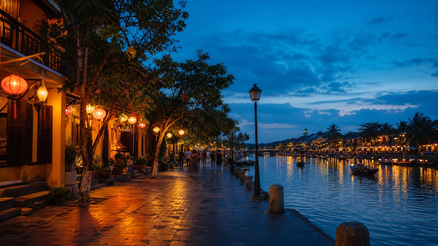 Lối đi ven sông Hoài trong khu phố đi bộ Hội An lúc chạng vạng