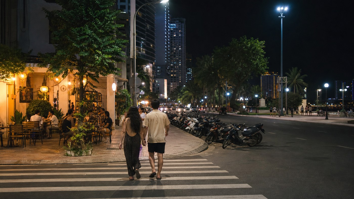 Du khách qua đường tại khu phố trung tâm Nha Trang về đêm