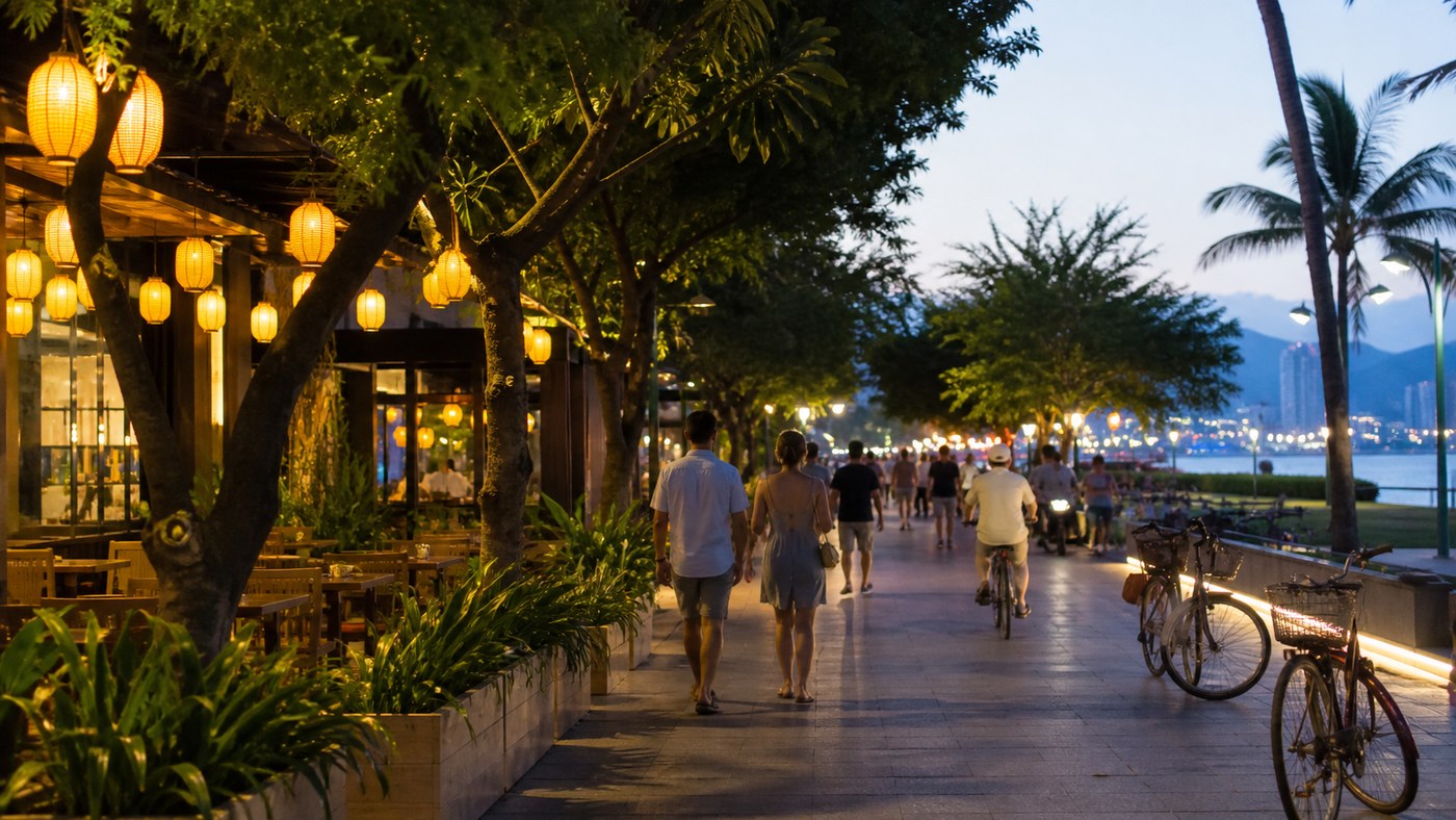 Du khách đi bộ dưới ánh đèn ấm ở khu phố Tây Nha Trang