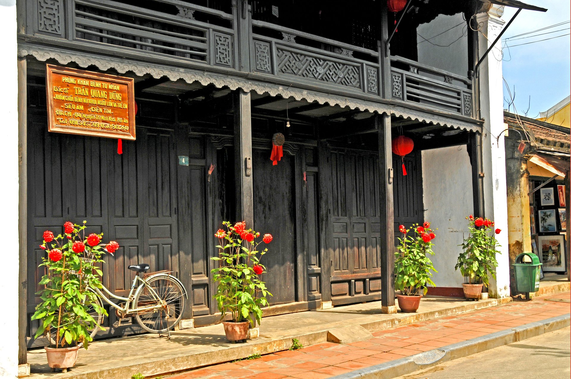 Hành lang và kiến trúc gỗ Nhà cổ Phùng Hưng Hội An