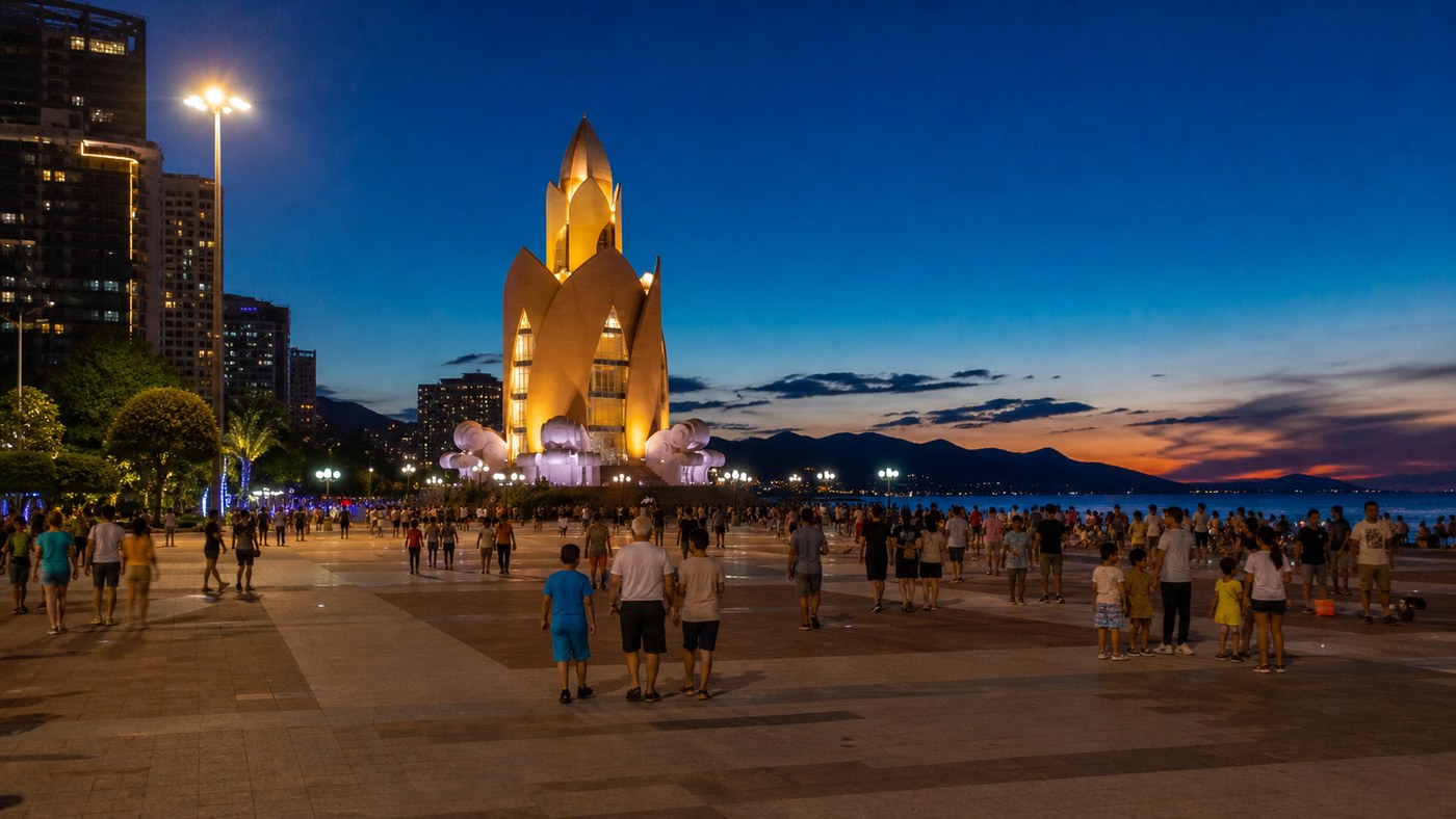 Người dân và du khách dạo bộ tại Quảng trường 2/4 Nha Trang buổi tối