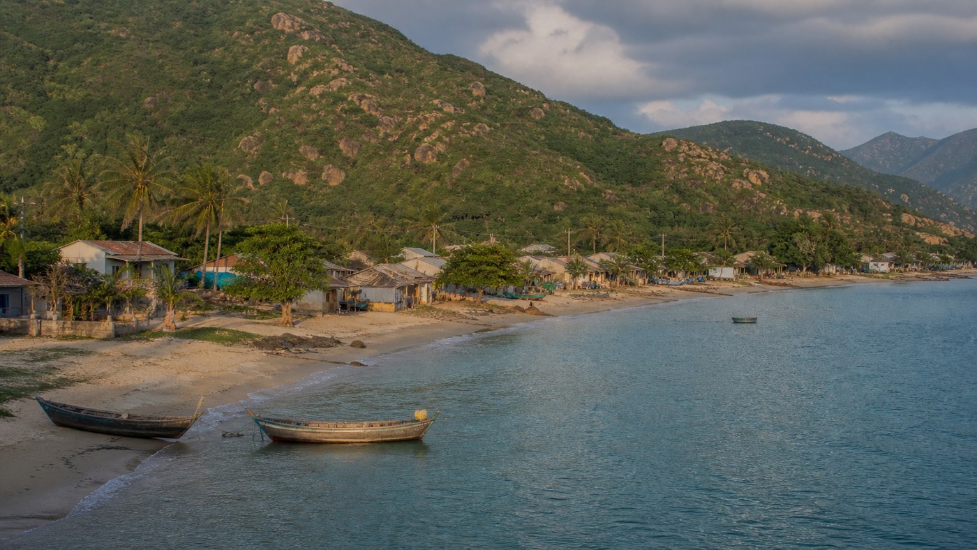 Làng chài Sơn Đừng dưới chân núi bên vịnh Vân Phong