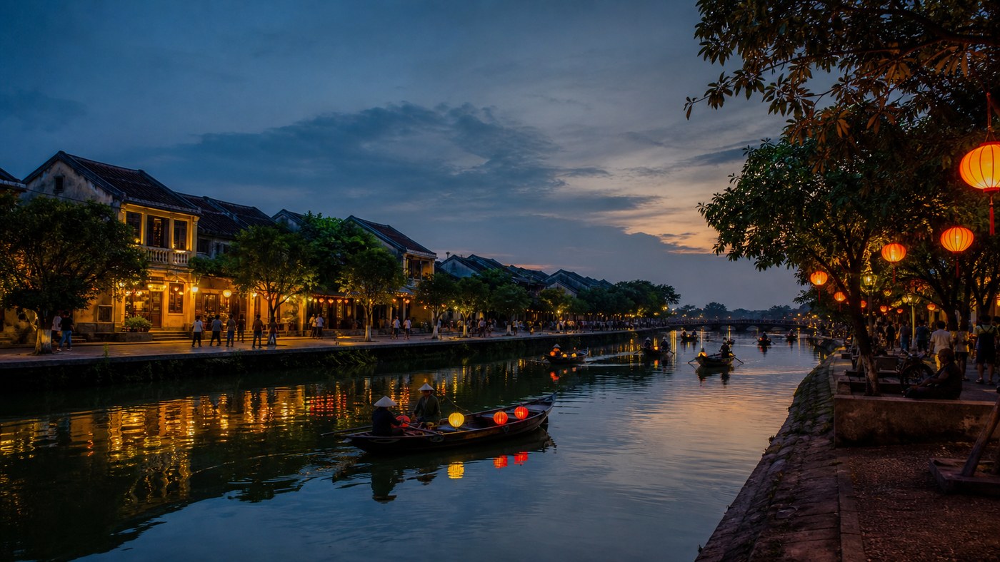 Sông Hoài Hội An lúc chạng vạng với thuyền nhỏ và ánh đèn ven bờ