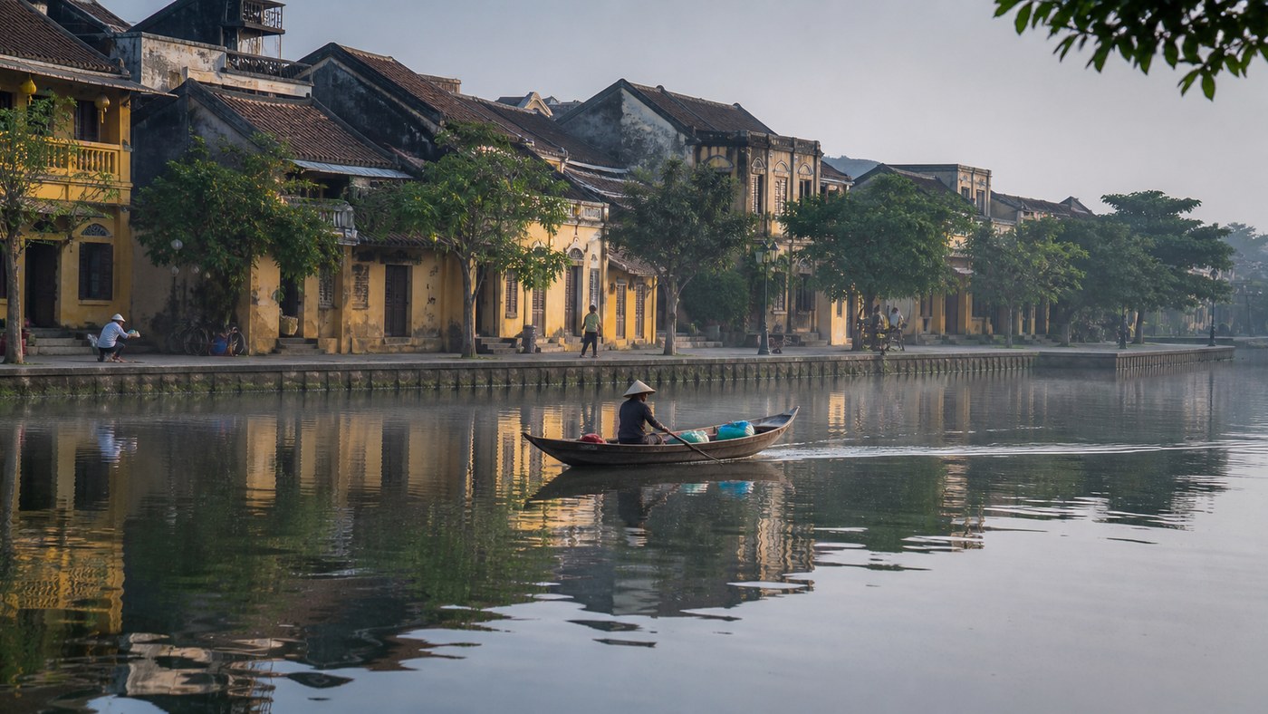 Thuyền gỗ đi trên sông Hoài trước dãy nhà cổ Hội An buổi sớm