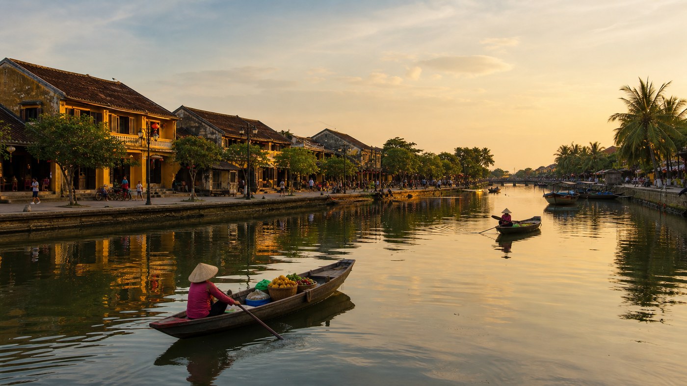 Sông Hoài giữa phố cổ Hội An