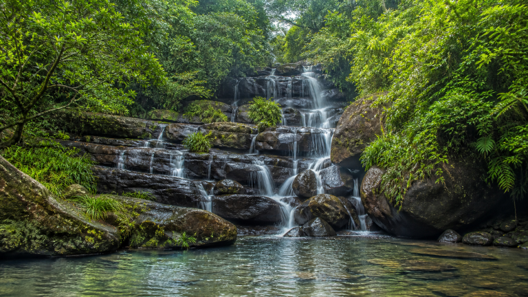 Suối Đá Ngọn Phú Quốc: đường đi, trekking và lưu ý an toàn