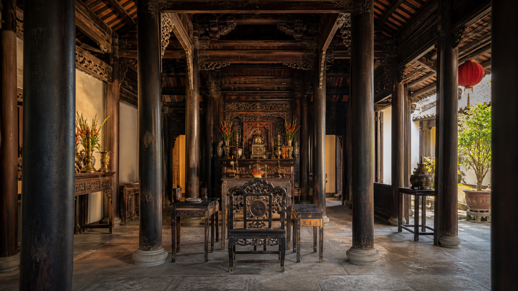 Không gian gỗ và bàn thờ bên trong nhà thờ tộc Trần