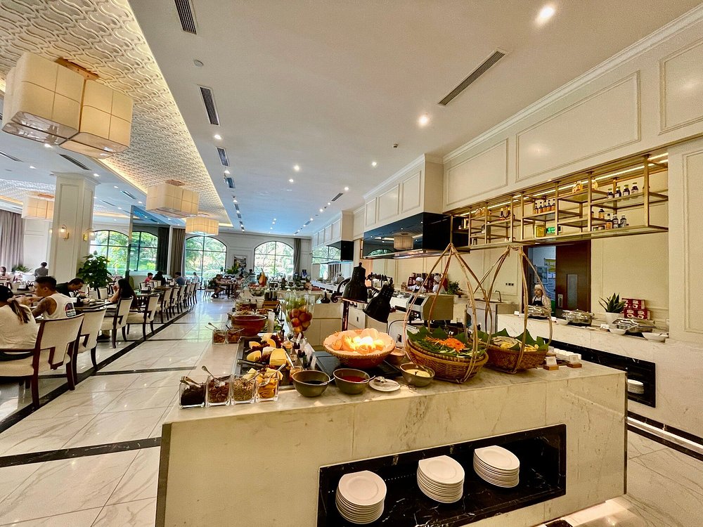 Quầy buffet sáng rộng tại Nha Trang Marriott Resort Hòn Tre