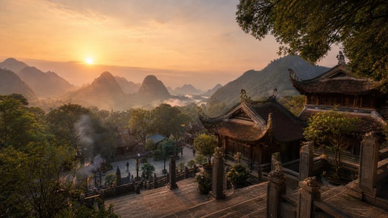 Chùa Việt Nam giữa núi non