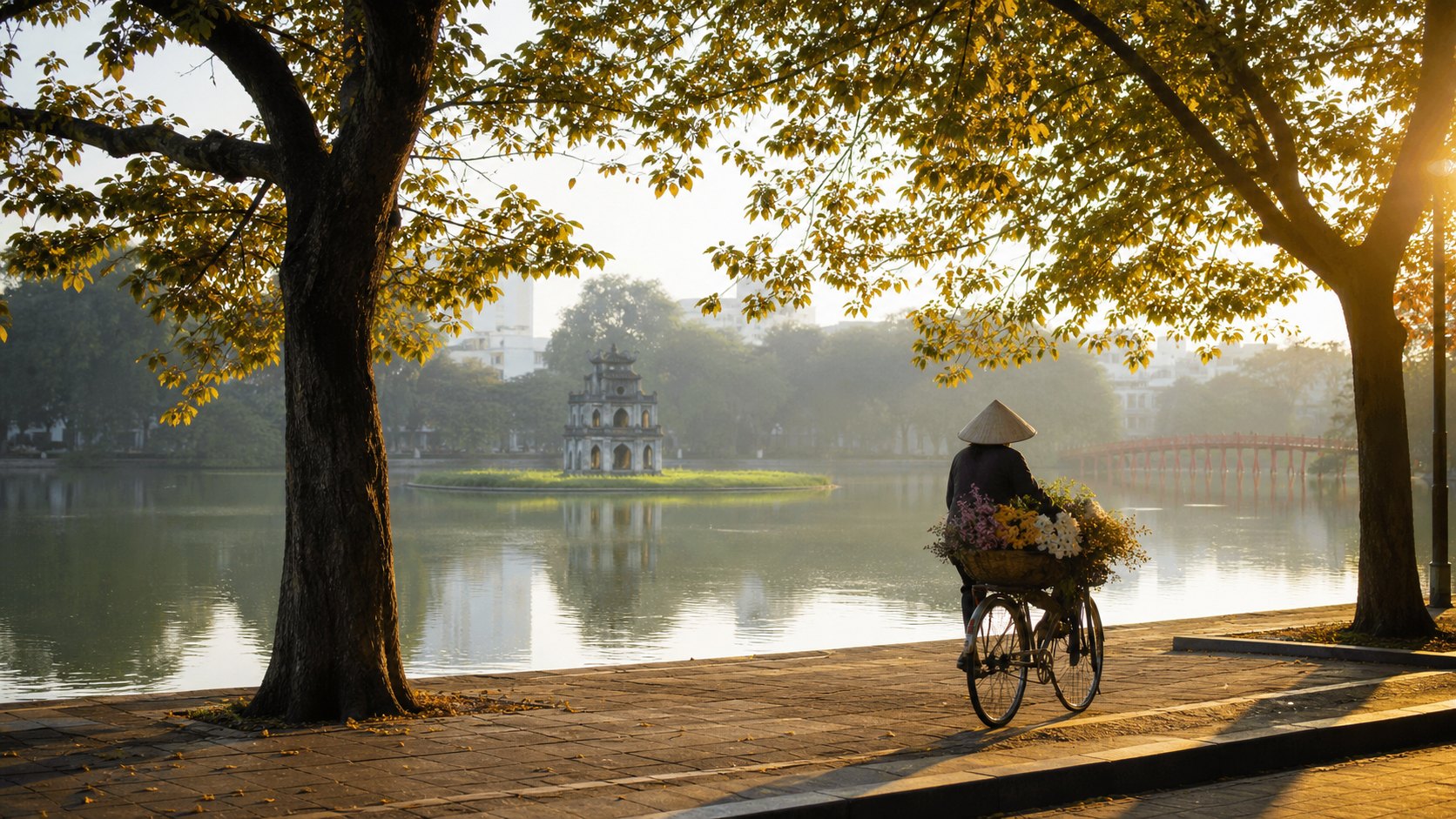 Hồ Hoàn Kiếm trong ánh sáng mùa thu tháng 10