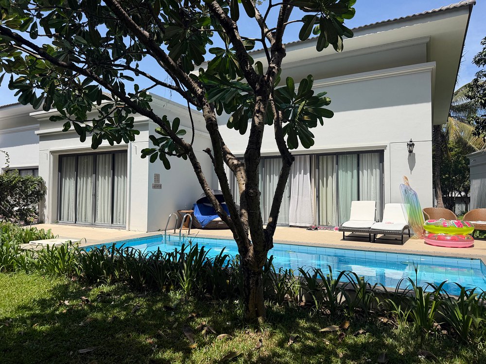 Hồ bơi riêng trước villa tại Nha Trang Marriott Hòn Tre