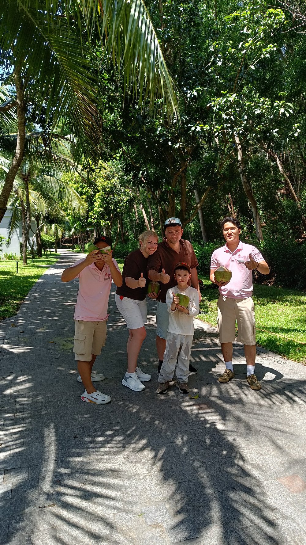 Gia đình chụp ảnh cùng nhân viên trong khuôn viên resort Hòn Tre