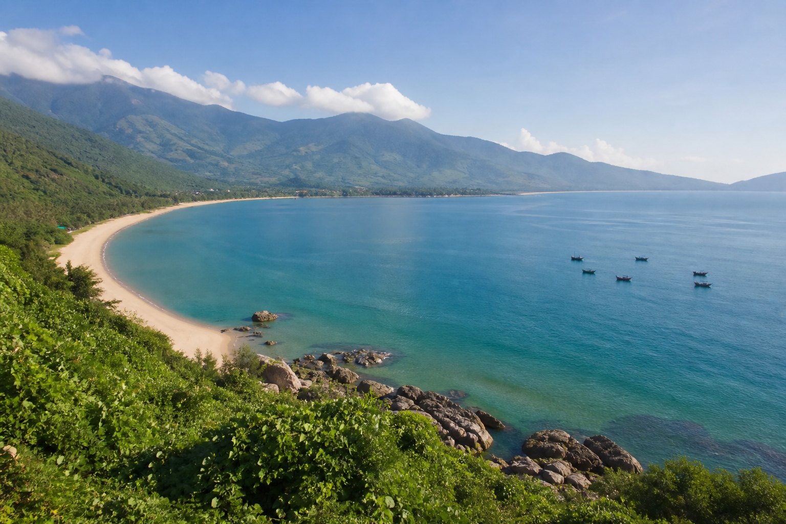 Vịnh Lăng Cô với bãi biển xanh và núi trong mùa hè