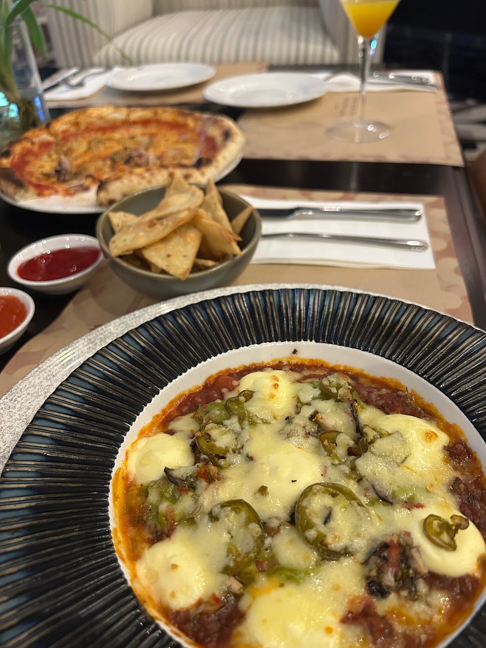 Món nóng phủ phô mai dùng cùng pizza tại resort