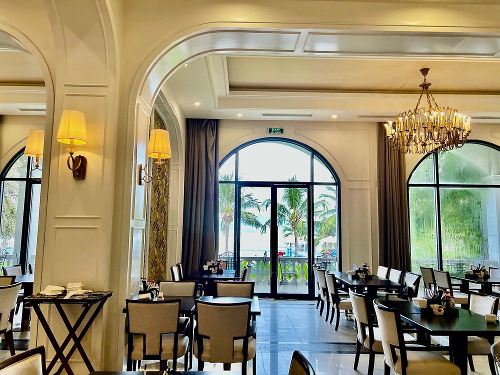 Không gian nhà hàng hướng biển tại Nha Trang Marriott Hòn Tre