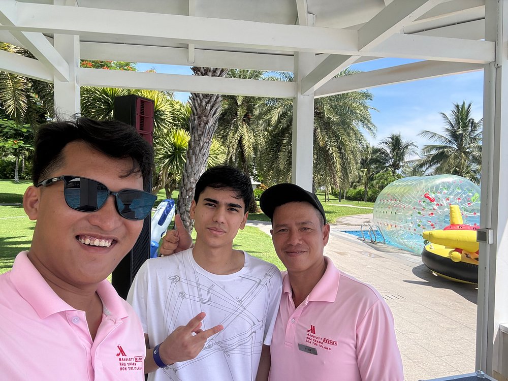 Khách chụp ảnh cùng nhân viên tại khu hồ bơi Marriott Hòn Tre