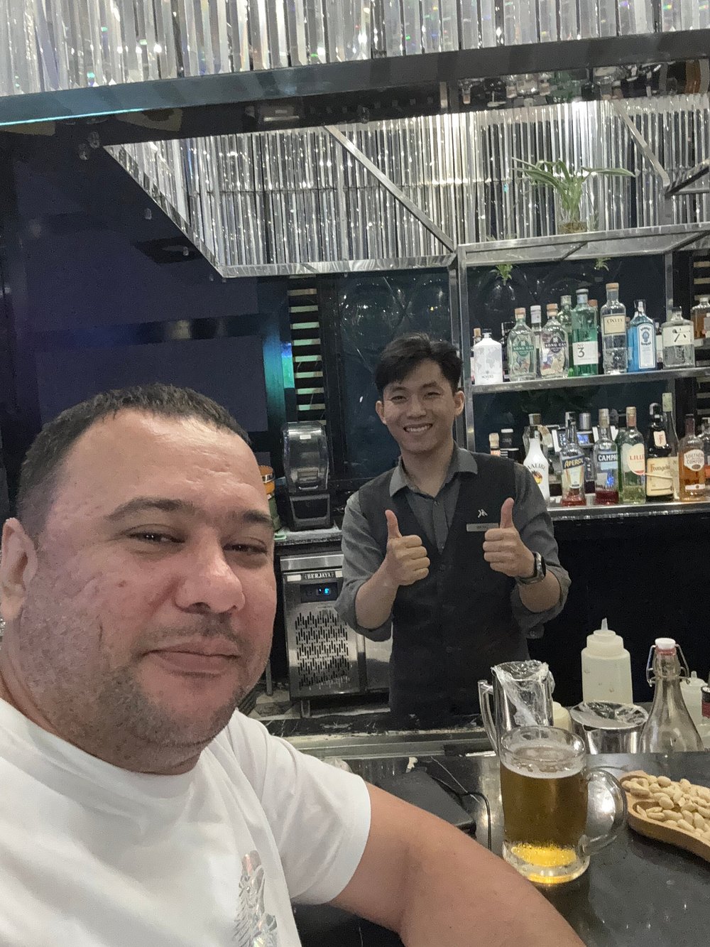 Khách chụp ảnh cùng nhân viên tại quầy bar của resort