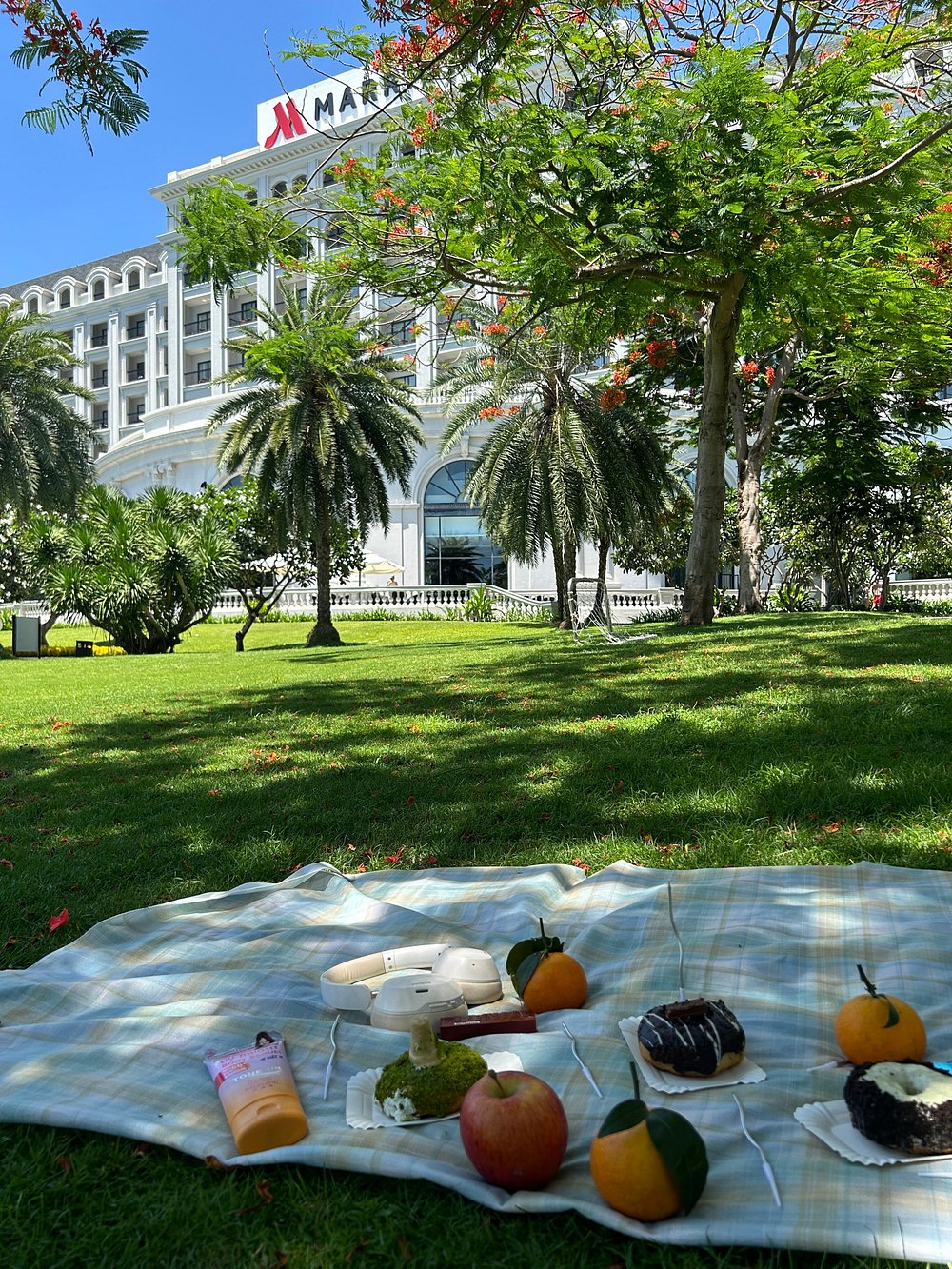 Buổi picnic trên thảm cỏ trước tòa nhà Marriott Hòn Tre
