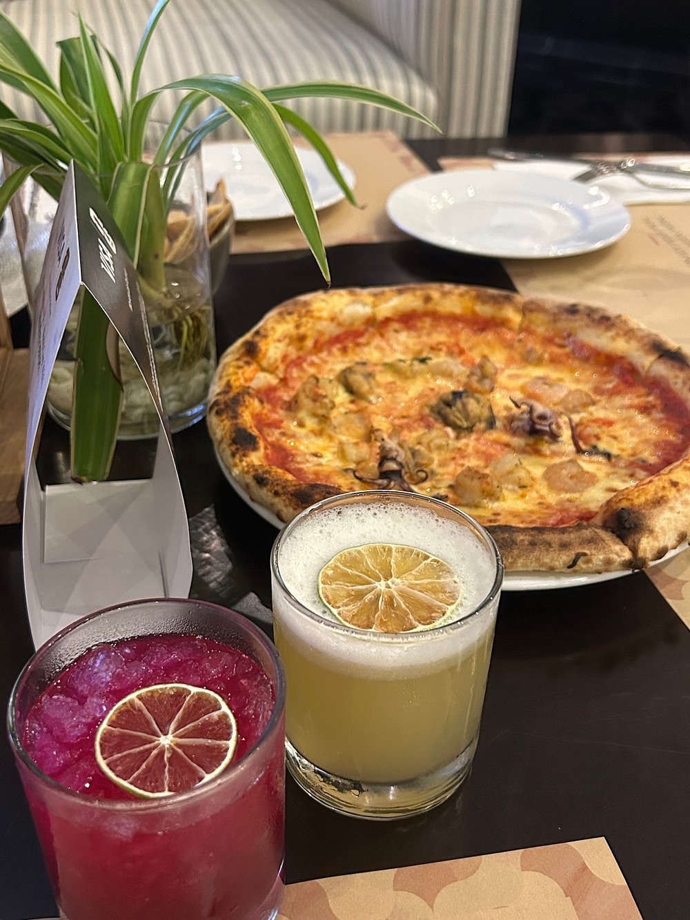 Pizza và hai ly đồ uống tại nhà hàng Marriott Hòn Tre