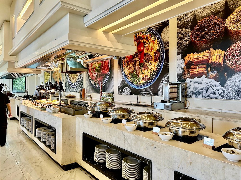Quầy món nóng tại buffet sáng Marriott Hòn Tre